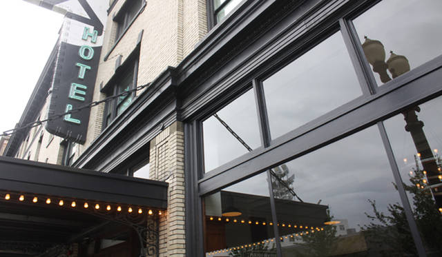 <strong>Yoko Ueno Lewis｜暮らしノート・第18回「ドルフィンホテルと羊男の世界」</strong><br />入り口のサインは、なぜかAのみ