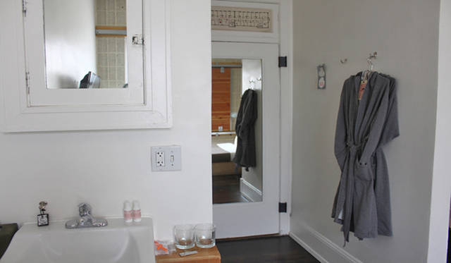 <strong>Yoko Ueno Lewis｜暮らしノート・第18回「ドルフィンホテルと羊男の世界」</strong><br />部屋の内部。鏡の部分がドア