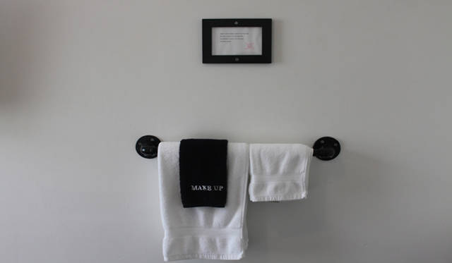 <strong>Yoko Ueno Lewis｜暮らしノート・第18回「ドルフィンホテルと羊男の世界」</strong><br />備え付けのタオル「ACE IS EVERYTHING YOU NEED AND NOTHING YOU DON’T.」