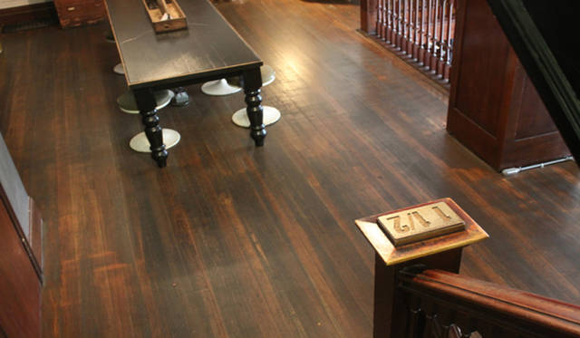 <strong>Yoko Ueno Lewis｜暮らしノート・第18回「ドルフィンホテルと羊男の世界」</strong><br />どこの階かを示す木製の数字プレート