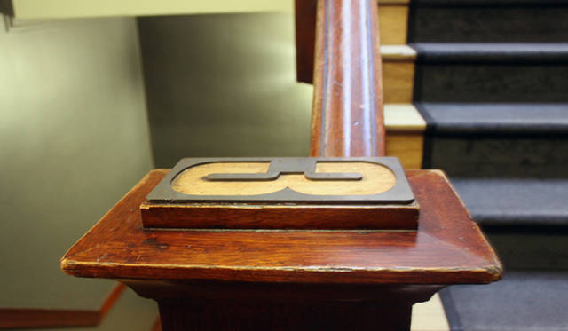 <strong>Yoko Ueno Lewis｜暮らしノート・第18回「ドルフィンホテルと羊男の世界」</strong><br />どこの階かを示す木製の数字プレート