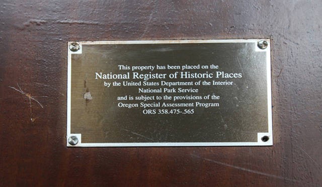 <strong>Yoko Ueno Lewis｜暮らしノート・第18回「ドルフィンホテルと羊男の世界」</strong><br />歴史的建造物であることを示すサイン