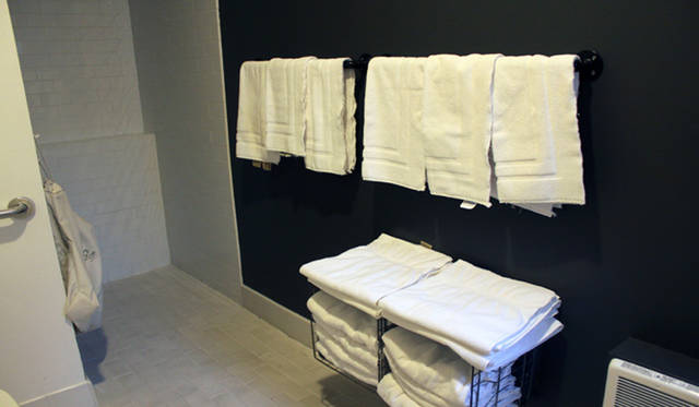 <strong>Yoko Ueno Lewis｜暮らしノート・第18回「ドルフィンホテルと羊男の世界」</strong><br />シェアシャワールーム