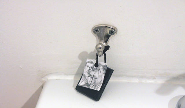 <strong>Yoko Ueno Lewis｜暮らしノート・第18回「ドルフィンホテルと羊男の世界」</strong><br />部屋の洗面台のソープのしつらえ。ソープの色は濃いグレー