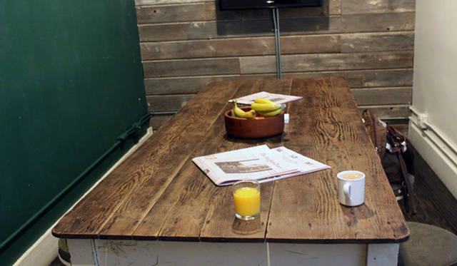 <strong>Yoko Ueno Lewis｜暮らしノート・第18回「ドルフィンホテルと羊男の世界」</strong><br />朝食を食べる部屋のシェアテーブル