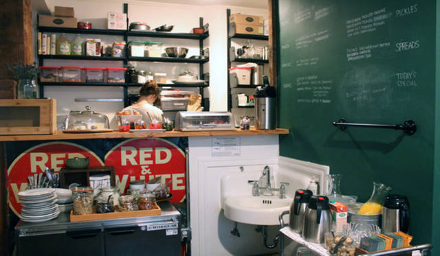 <strong>Yoko Ueno Lewis｜暮らしノート・第18回「ドルフィンホテルと羊男の世界」</strong><br />朝食を食べる部屋は狭いけれどなんでも揃っている