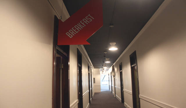 <strong>Yoko Ueno Lewis｜暮らしノート・第18回「ドルフィンホテルと羊男の世界」</strong><br />朝食の部屋のフレンドリーなサイン