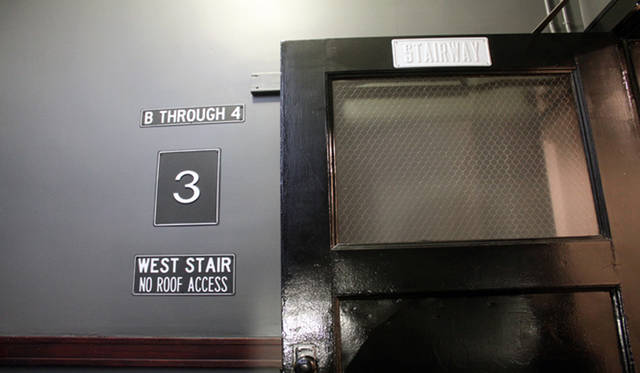 <strong>Yoko Ueno Lewis｜暮らしノート・第18回「ドルフィンホテルと羊男の世界」</strong><br />サイン計画。字体、素材、色など徹底したコンセプトが感じられる