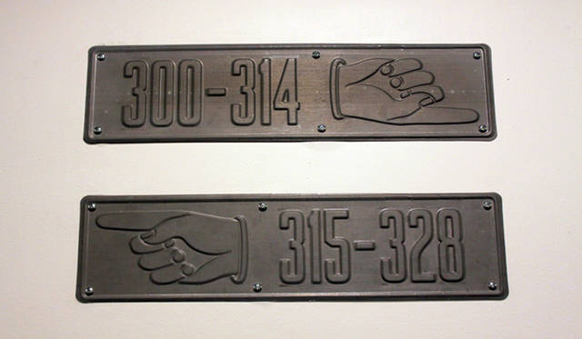 <strong>Yoko Ueno Lewis｜暮らしノート・第18回「ドルフィンホテルと羊男の世界」</strong><br />サイン計画。字体、素材、色など徹底したコンセプトが感じられる