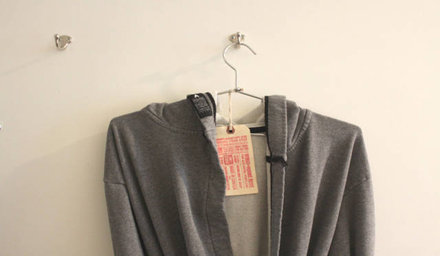 <strong>Yoko Ueno Lewis｜暮らしノート・第18回「ドルフィンホテルと羊男の世界」</strong><br />内側がタオル地、表側がニットの理想的なバスローブはオンラインで販売されている。$160