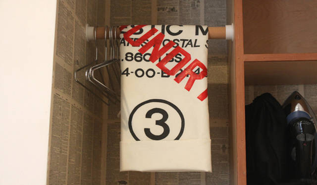 <strong>Yoko Ueno Lewis｜暮らしノート・第18回「ドルフィンホテルと羊男の世界」</strong><br />ランドリーバッグとユーティリティの棚