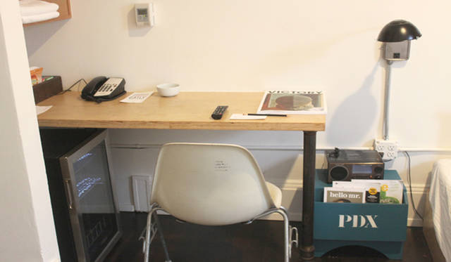 <strong>Yoko Ueno Lewis｜暮らしノート・第18回「ドルフィンホテルと羊男の世界」</strong><br />ベッドサイドとライティングステーション