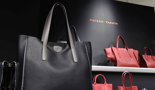 <strong>MAISON TAKUYA｜メゾン タクヤ</strong><br />2015年秋・新作コレクション　ブランドのアイコン的な一枚革で仕立てたバッグ、Uni-Brief、Uni-BodyTが進化した新作「Neo-Tote（ネオトート）」は、今シーズン3色展開