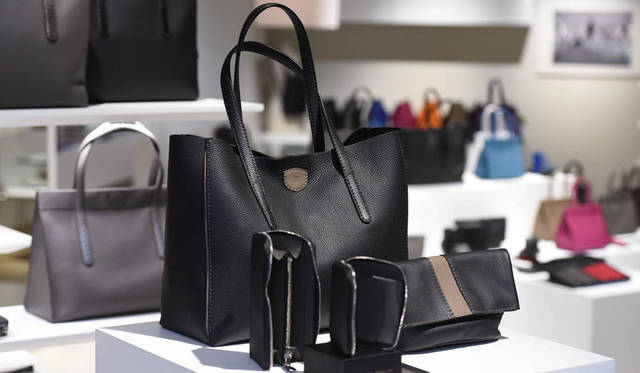 <strong>MAISON TAKUYA｜メゾン タクヤ</strong><br />2015年秋・新作コレクション　ブランドのアイコン的な一枚革で仕立てたバッグ、Uni-Brief、Uni-BodyTが進化した新作「Neo-Tote（ネオトート）」は、今シーズン3色展開