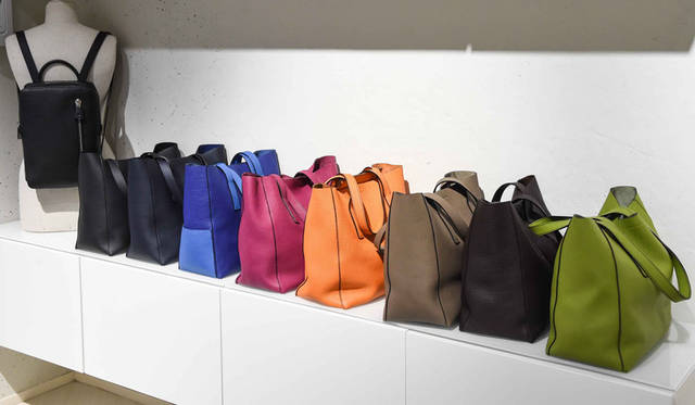 <strong>MAISON TAKUYA｜メゾン タクヤ</strong><br />2015年秋・新作コレクション　阪急メンズ東京や伊勢丹新宿店メンズ館での「カラーオーダー受注会」も好評