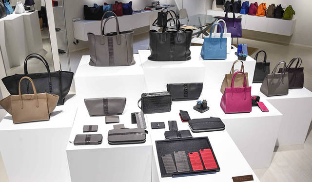 <strong>MAISON TAKUYA｜メゾン タクヤ</strong><br />2015年秋・新作コレクション　アリゲーターとシール（あざらし）という2つのエキゾチックレザーを太いストラップでアイテムの中央に配したシリーズ「エキゾチックストライプ」も登場