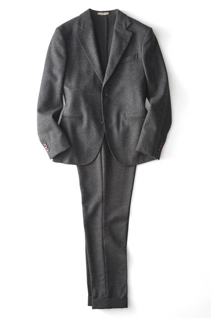 今季登場した新ライン「レットフォード」。モダンなフォルムのスーツは、ジャケットはショート丈、パンツはバギーシルエット。現代的なデザインながら、クラシカルなバーズアイを採用することで伝統と革新がミックスされている。スーツ14万8000 円／ボリオリ 