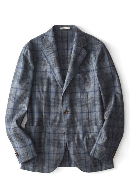 トレンドの大判チェックのジャケットは、洒脱なジャケパンスタイルに欠かせないアイテム。チェックの配色もブルーのトーン・オン・トーンとなっているので、統一感のある大人っぽい着こなしが楽しめる。ジャケット11万8000 円／ボリオリ