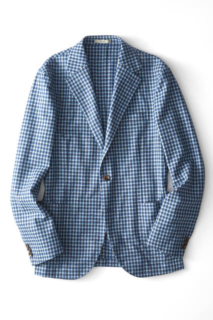 WOOL75％、ナイロン25 ％で清潔感とさわやかさを併せ持つ上品な色使いのジャケットは、オンオフ問わず使える汎用性の高さが魅力。休日は真っ白なタートルネックをインナーに、ビジネスではネイビーのタイを合わせればシックなジャケパンスタイルに。ジャケット9万8000 円／ボリオリ 