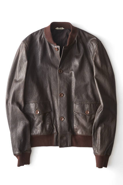 しなやかなレザーを使ったブルゾンはカーディガン感覚で着こなしたい。ミリタリーとスポーツテイストのほどよいミックス感にエレガンスさも兼ね備えたコーディネートの幅を広げてくれる1着だ。レザーブルゾン＜ブラウン＞26万5000円［ボリオリ 東京店限定］／ボリオリ