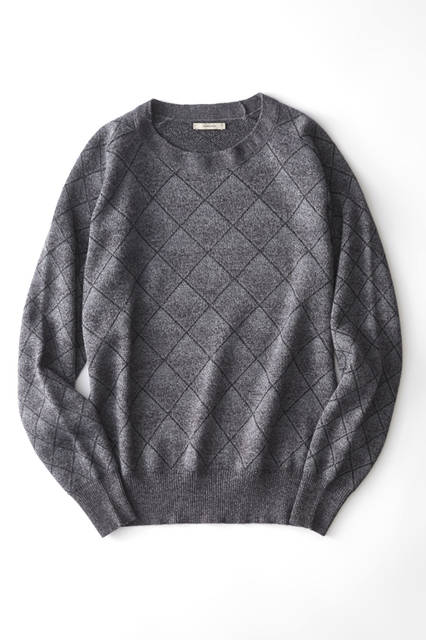 スポーティなラグランスリーブのカットソーは、ジャケットやコートのインナーとしても使える便利な一枚。トラッドなアーガイル柄はモノトーンとなっており、都会的なコーディネートにもマッチする。ニット4万9000 円／ボリオリ 