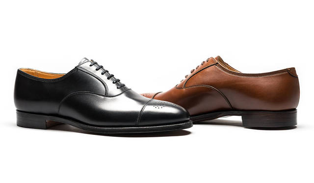 <strong>ISETAN MEN’S｜イセタンメンズ</strong>　2015年秋シーズン　<strong>「Crockett&Jones（クロケット＆ジョーンズ）」</strong>　イセタンメンズでは、英国・ノーザンプトンにあるショールームでアーカイブの掘り起こしに取り組んでいるが、今秋のモデルは1920年ごろのアーカイブで、トゥキャップのギザ縫いやダブルステッチ、履き口のトリプルステッチ、6アイレットなどディテールに見どころ満載。Dウィズでの復刻で、昔の雰囲気を醸し出している。またムラ感のないアニリンカーフを採用したことでレトロ感が伝わってくる。12月上旬発売予定。各9万1800円