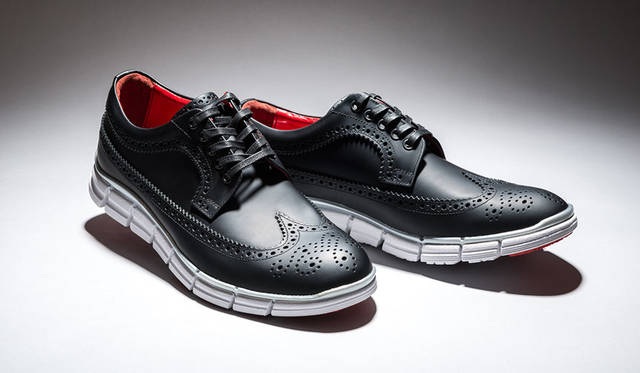 <strong>ISETAN MEN’S｜イセタンメンズ</strong>　2015年秋シーズン　<strong>「HIROSHI TSUBOUCHI｜ヒロシツボウチ」</strong>　ブランドを代表するスニーカーソールの今季のイチ推しは、触るとヌメッとしたラバータッチレザーを使用したモデル。角度によってはグレーに見えるなど、独特な表情で、スーツからカジュアルまで履きこなせる。サドルシューズやブルーなどバリーションも揃えるイセタンメンズ別注モデル。2万9160円