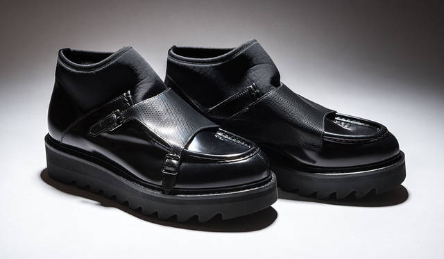 <strong>ISETAN MEN’S｜イセタンメンズ</strong>　2015年秋シーズン　<strong>「ALBERTO GUARDIANI（アルベルト・ガルディアーニ）」</strong>　アルベルト・ガルディアーニ氏のクリエーションを前面に出しているファースト（コレクション）ラインがイセタンメンズに登場。素材の異なる黒をトリプルコンビネーションで表現したシャークソールのスニーカーだが、見た目より軽量で、ボリュームがありつつスポーティに演出できる。9月29日（火）よりシューズラボにて1週間プロモーションをおこなうので、日本での展開が少ないファーストラインに注目したい。9万2880円