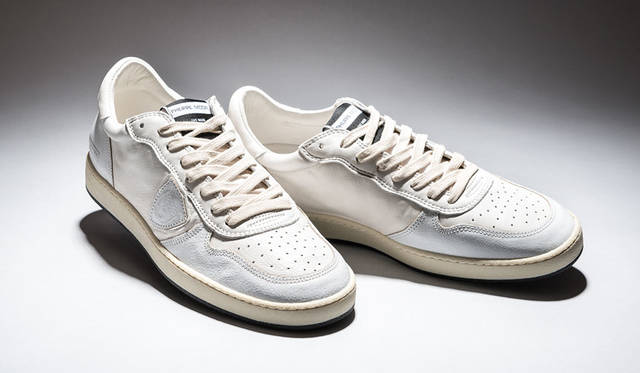 <strong>ISETAN MEN’S｜イセタンメンズ</strong>　2015年秋シーズン　<strong>「PHILIPPE MODEL（フィリップ モデル）」</strong>　イセタンメンズで2シーズン目となるフィリップ モデルからは、ブランドが得意なコート系スニーカーが登場。レザーはヴィンテージ感のあるオールホワイトで、程よくカジュアルな印象をプラス。ソールもヴィンテージっぽく仕上げられ、レトロスポーツの最先端をアピール。5万6160円