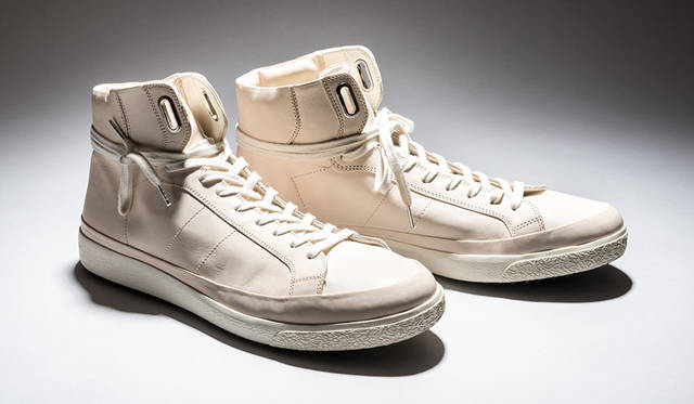 <strong>ISETAN MEN’S｜イセタンメンズ</strong>　2015年秋シーズン　<strong>「Pantofola d'Oro（パント フォラドーロ）」</strong>　イタリアのブランドで良質なレザーと丁寧な靴づくりで定評のあるパント フォラドーロ。ライニングまでレザー仕様で足全体が包み込まれるような上質な履き心地が楽しめる。ソールにもボリュームがあり、全体的にモードなデザイン要素をプラス。4万7520円