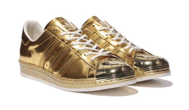 <strong>adidas Originals｜アディダス オリジナルス</strong><br />「Superstar 80s Metallic Pack」※ESTNATION 先行販売モデル 1万9656円（10月より ESTNATION各店にて先行販売開始。11月より全国のアディダス オリジナルスショップ、アディダス オンラインショップにて販売）