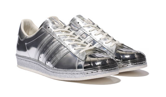 <strong>adidas Originals｜アディダス オリジナルス</strong><br />「Superstar 80s Metallic Pack」※ESTNATION 先行販売モデル 1万9656円（10月より ESTNATION各店にて先行販売開始。11月より全国のアディダス オリジナルスショップ、アディダス オンラインショップにて販売）