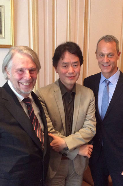 <strong>Acker Merrall｜アッカー・メラル</strong><br />左からアッカ―・メラル・ワインズ・ジャパンのアーネスト・シンガー代表、ワインジャーナリストの山本昭彦氏、同社マネージング ディレクターのランバート・ジェムリー氏