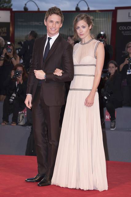 <strong>（左より） Eddie Redmayne & Hannah Bagshawe｜エディ・レッドメイン＆ハンナ・バグショー</strong></br></br>『THE DANISH GIRL』のプレミアにて</br></br>On Eddie Redmayne </br>タキシード：ヴァレンティノ</br></br>On Hannah Bagshawe</br>ドレス：アレキサンダー マックイーン