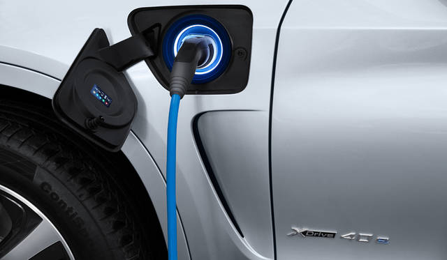 BMW X5 xDrive 40e|ビー・エム・ダブリュー X5 xDrive 40e 35 ブルーのリングは充電中