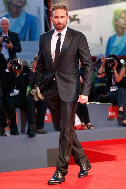 <strong>Matthias Schoenaerts｜マティアス･スーナールツ</strong></br></br>『The Danish Girl』のプレミアにて</br></br>タキシード：ルイ・ヴィトン