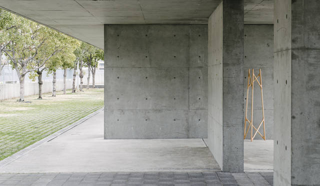 <strong>r｜アール</strong><br />Coat Stand 8万5000円