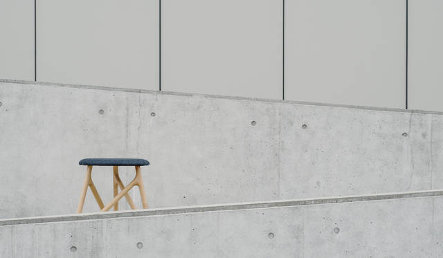 <strong>r｜アール</strong><br />Stool 4万8000円