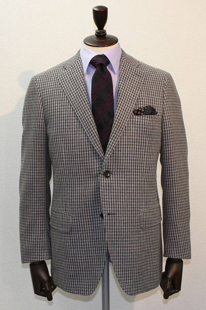 <strong>D'URBAN｜ダーバン</strong><br />2015-16年秋冬コレクション　ウールアンゴラ混のメッシュ素材ジャケットは、グレー×ベージュ×ブラウンの糸を組み合わせた暖かみのある色感が特徴。ジャケットにパープルのシャツ、ネイビーのレジメンタイ、幾何学模様チーフというコーディネート。ジャケット7万4520円