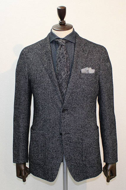 <strong>D'URBAN｜ダーバン</strong><br />2015-16年秋冬コレクション　絡み織り×アルパカリングのジャケットは、ふくらみのあるタッチが新鮮。ジャケットにブルーの柄シャツ、グレーのレジメン調の柄ネクタイ、シルバーの千鳥柄チーフというコーディネート。ジャケット7万4520円
