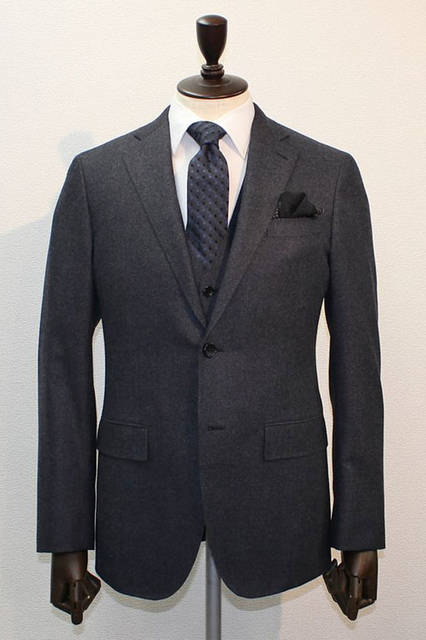 <strong>D'URBAN｜ダーバン</strong><br />2015-16年秋冬コレクション　SUPER140'S糸を使用し、極細原料をサキソニーで仕上げることでウール素材ながらデニム調に仕立てたスーツ。スリーピースの色味はブルーグレー、白無地シャツ、レジメン×ドット柄のダークブルータイ、ブラックのチーフというコーディネート。スーツ14万5800円