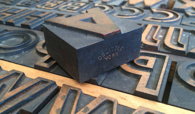 <strong>journal standard Furniture｜ジャーナル スタンダード ファニチャー</strong><br />A TWO PIPE PROBLEM LETTERPRESSは、ウッドタイププリントを主とした活版印刷スタジオ