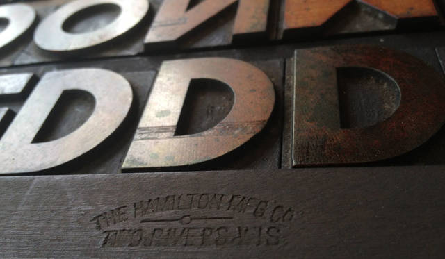 <strong>journal standard Furniture｜ジャーナル スタンダード ファニチャー</strong><br />1800年代から1900年代のヴィンテージの木製活字とプレス機を使用して生み出されるステファン ケニー氏の作品は、アート・ファッション層を魅了し、数々のギャラリーや美術館などで展開している