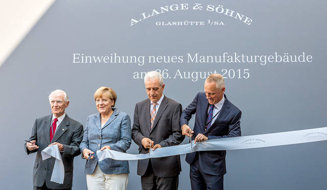 新工房完成の記念式典には、ドイツ首相メルケル氏とザクセン州知事ティリッシュ氏も来場<br /><br />写真左より：創設者曾孫のウォルター・ランゲ氏、メルケル氏、ティリッシュ氏、A.ランゲ＆ゾーネ本社CEOヴィルハイム・シュミット氏