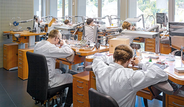 新工場の組み立て部門。大きく開放的な窓からは自然光が射し込んでいる