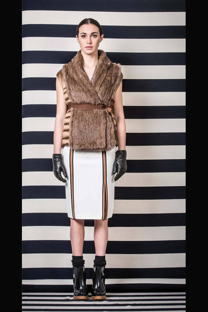 <strong>MARINA YACHTING｜マリーナ ヨッティング</strong><br />2015-16年秋冬コレクション　ジレ7万8840円、スカート2万520円、グローブ2万520円