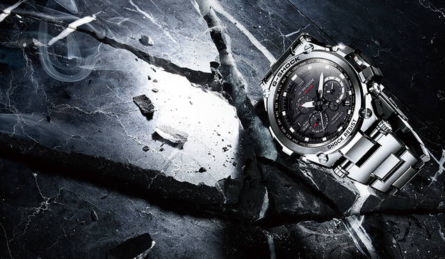 <p><strong>G-SHOCK MT-G</strong><br />ケース｜ステンレススチール＆樹脂<br />直径｜58.8mm<br />厚さ｜16.9mm<br />ムーブメント｜クォーツ<br />機能｜トリプルＧレジスト（耐衝撃構造・耐遠心重力性能・耐振動構造）、タフソーラー（ソーラー充電システム／パワーセービング付き）、GPS受信、マルチバンド6（世界6局＝日本2局・中国・アメリカ・イギリス・ドイツに対応した標準電波受信）、ワールドタイム（世界27都市／40タイムゾーン＋UTC、サマータイム自動設定、ホームタイムの都市入れ替え）、ストップウォッチ、タイマー、時刻アラーム、日付・曜日表示、フルオートカレンダー、LEDライト（スーパーイルミネーター／残照付き）、針位置自動補正、機内モード<br />ブレスレット｜ステンレススチール＆樹脂<br />防水｜20気圧<br />価格｜16万円<br /></p>