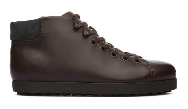 <strong>CAMPER｜カンペール</strong><br />メンズのベルーガは、ワキシー加工をほどこしたレザーとヌバックレザーのコンビネーションのハイカットブーツ。メンズ「Beluga（ベルーガ）」3万2400円