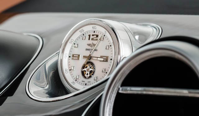 Bentley Bentayga |ベントレー ベンテイガ 060 ブライトリング社が特別に制作する機械式時計「Mulliner Touribillion by Breitling」も用意される。ケースはローズゴールドかホワイトゴールド、文字盤にはマザー オブ パールもしくはブラック エボニーを指定可能。インデックスには8か所にダイヤモンドがあしらわれる。巻き上げは車両に設けられた精密な機構によっておこなう