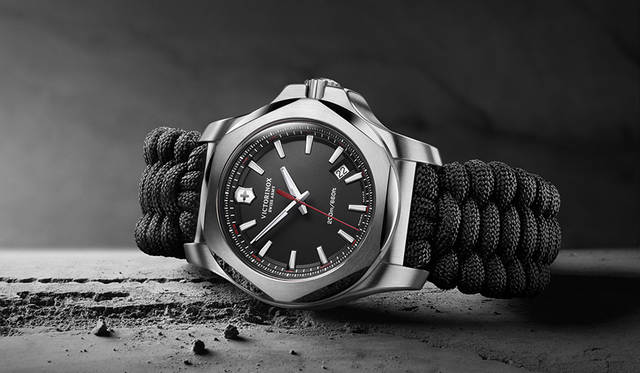 10月10日より発売されるI.N.O.X. PARACORDのブラックダイアル・ブラックのパラコードストラップモデル（241726.1）。パラコードストラップの織りを解くとマルチストランドコードとなり、緊急時には万能サバイバルツールとしても活用できる<br /><br /><strong>I.N.O.X. PARACORD</strong><br />（241727.1、241726.1共通）<br />ケース｜強化ステンレススチール<br />直径｜43mm<br />ムーブメント｜クォーツ<br />機能｜日付表示<br />ストラップ｜Naimakka社製、I.N.O.X.パラコードストラップ（ブラック、カーキグリーンカモ）<br />＊オプションストラップとしてI.N.O.X.ラバーストラップ1本付き<br />防水｜20気圧<br />価格｜9万7200円